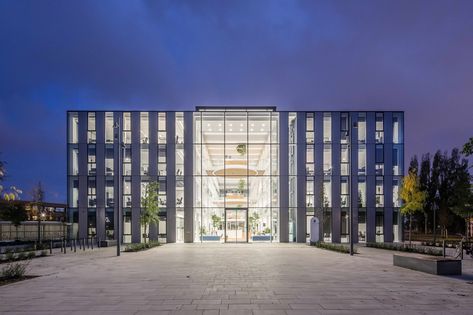 Westland Town Hall | architectenbureau cepezed #cepezed #CityHall #Hall #Naaldwijk #offices #PublicArchitecture #TheNetherlands Performance Architecture, Municipal Hall, Open Staircase, Facade Lighting, Hospital Design, Soyut Sanat Tabloları, Hall Design, Public Building, Town Hall