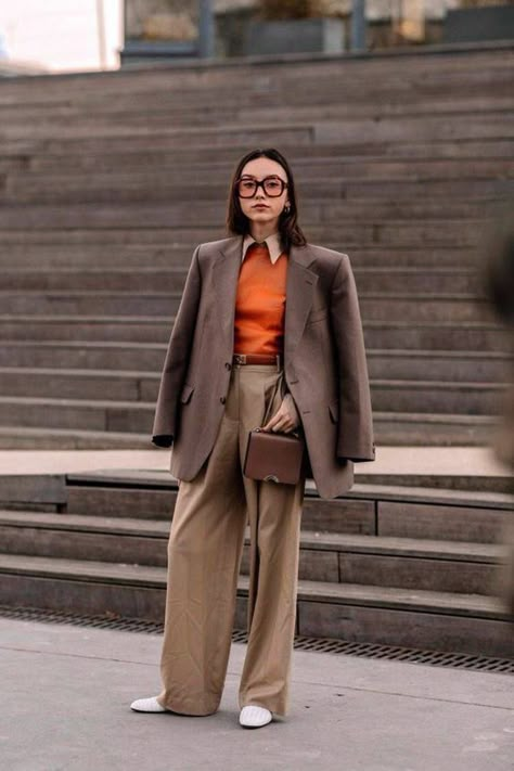 Street Style Fall Winter, Moda Paris, Stylish Work Attire, Paris Fashion Week Street Style, Orange Top, Street Style Winter, Autumn Street Style, Outfit Trends, Fashion Week Street Style