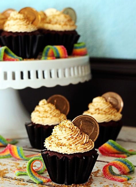 polka-dotted elephants: Pot of Gold Cupcakes Pot Of Gold Cupcakes, Kids Party Desserts, Snickers Cupcakes, Gold Cupcakes, St Patricks Day Food, Seasonal Food, Baking Cupcakes, Yummy Cupcakes, Pot Of Gold