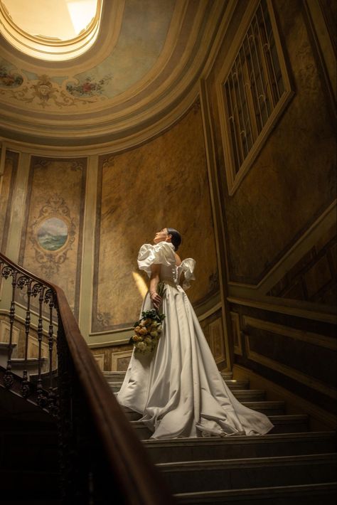 Palace Wedding Photoshoot, Victorian Wedding Photos, Museum Wedding Dress, Vintage Bridal Photos, Modern Wedding Astethic, Russian Wedding Aesthetic, Old Style Wedding Photos, Vintage European Wedding Aesthetic, Regal Wedding Photos