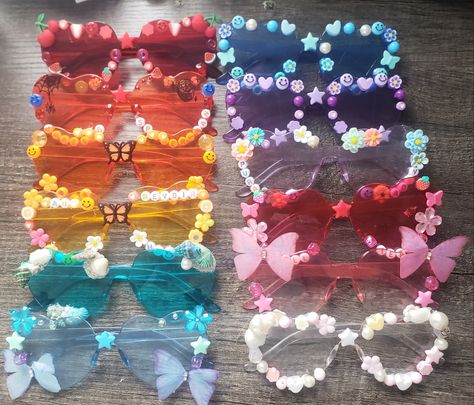 Beaded Sunglasses Heart, Decorate Glasses Eye, Decorated Sunglasses Aesthetic, Heart Sunglasses Beads, Decorating Heart Sunglasses, Heart Glasses Decorated, Decorating Sunglasses Ideas, Sunglass Decorating Craft, Heart Sunglasses Decorated