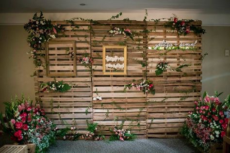 GD Diy Rustic Wedding Decorations, Photo Booths Ideas, Booths Ideas, Diy Rustic Wedding, Pallet Backdrop, Decorations On A Budget, Fresh Wedding Flowers, Rustic Wedding Backdrops, Prom Themes