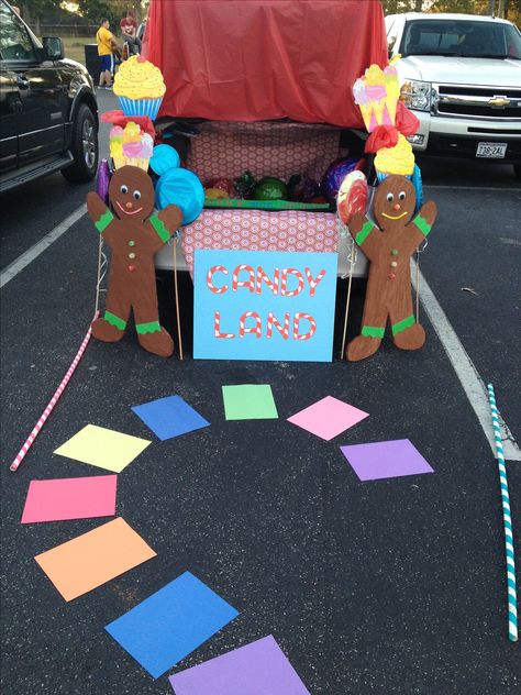 Trunk or Treat Candy Land @Adria Forbey Jones did you see this? Candy Land Trunk Or Treat, Trunk Or Treat Halloween, Trunker Treat Ideas, Fall Festival Games, Trunk Or Treat Ideas, Harvest Party, Candyland Party, Candy Land Theme, Treat Ideas