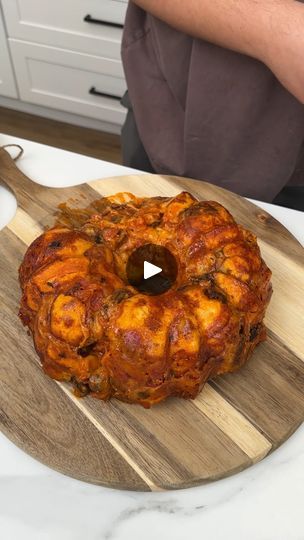 Pizza In A Bundt Pan, Bundt Pan Recipes, Cheesy Breakfast, Egg Biscuits, Pizza Slicer, Dough Pizza, Cheesy Eggs, Skimmed Milk, Pan Recipe