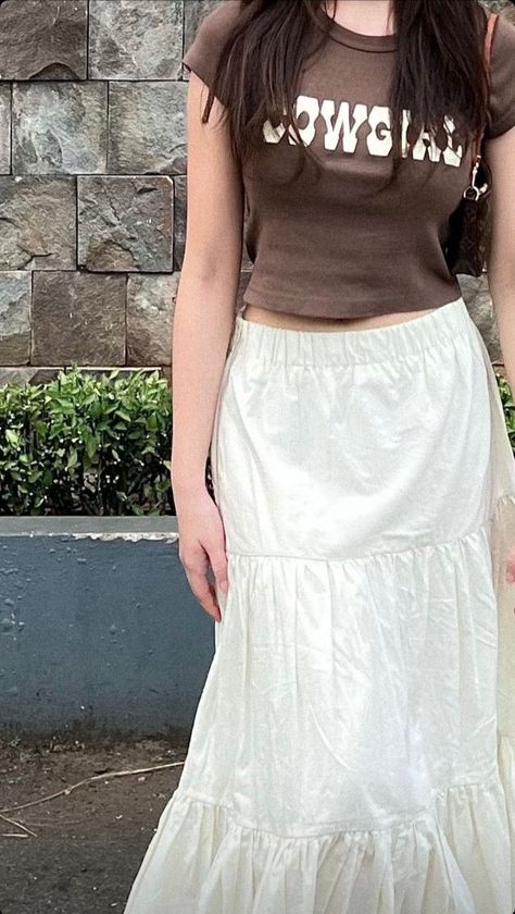 White Long Skirt Outfit, Long Skirt Outfits Aesthetic, Long Skirt Outfit, White Skirt Outfits, Look Office, White Long Skirt, Long Skirt Outfits, Aesthetic Outfit Ideas, Causual Outfits