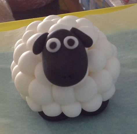 Sheep Cake Topper, Biscuit Anime, Shaun The Sheep Cake, Panoramic Sugar Easter Eggs, Sheep Cake, Farm Animal Cakes, Easy Clay Sculptures, Sugar Paste Flowers, 80 Birthday Cake