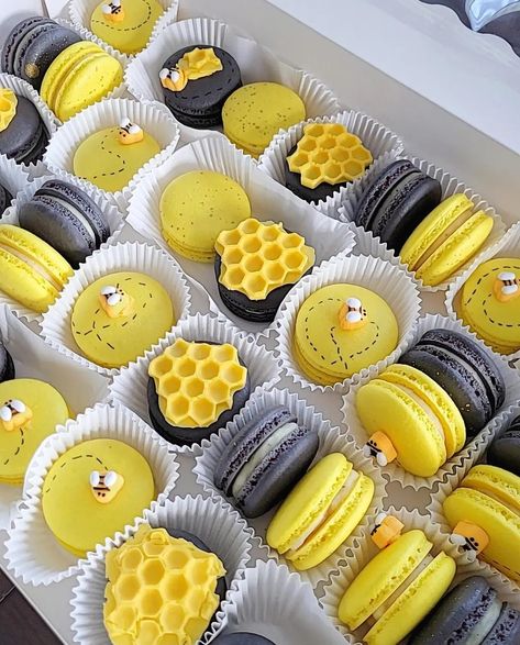 Bee Macarons, Macaron Designs, Bee Themed Birthday Party, Cooking Crafts, Baking Photography, Gourmet Food Plating, Macaron Tower, Macaron Flavors, Macaron Recipe