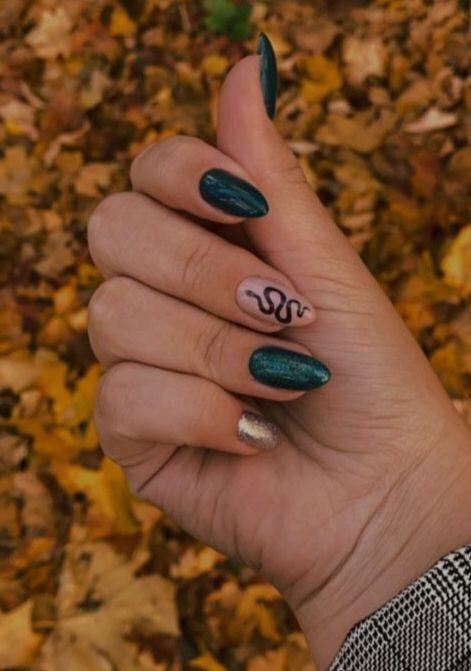 Slytherin Aesthetic Nails Acrylic, Green Slytherin Nails, Slytherin Nails Short, Emerald And Gold Nails Short, Simple Slytherin Nails, Harry Potter Aesthetic Nails, Mattheo Riddle Inspired Nails, Harry Potter Acrylic Nails Slytherin, Draco Nails