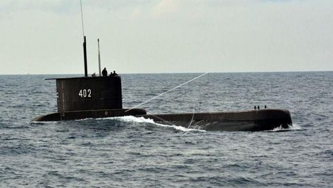 Kapal selam KRI Nanggala-402 saat latihan Pratugas Satgas Operasi Pengamanan Perbatasan (Pamtas) Maphilindo 2017 di Laut Jawa, Jumat (20/1) (ANTARA FOTO/Syaiful Arif/foc/17) Air Laut, Norfolk, Under The Sea, All Pictures, Submarine, Bali, Jam