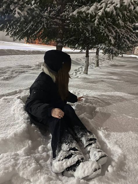 Girls In Snow Aesthetic, Night Winter Snap, Snow Insta Pics, Girl In Snow Aesthetic, Winter Selfie Ideas, Aesthetic Winter Photos, Winter Pictures Ideas, Snow Girl Aesthetic, Winter Ig Pictures