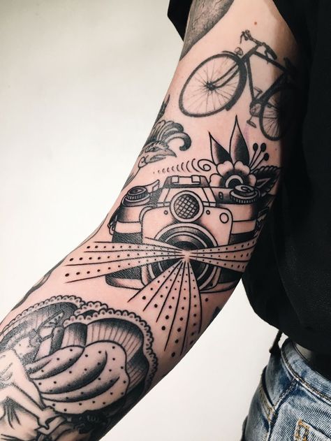 American Traditional Camera Tattoo, Old School Camera Tattoo, Photography Inspired Tattoos, Traditional Tattoo Camera, Camera Tattoo Design Photography, Film Camera Tattoo, Camera Tattoo Ideas, Old Traditional Tattoo, Camera Tattoo Design