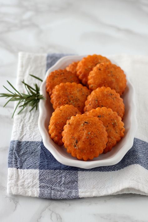 I biscotti salati al gusto pizza sono una ricetta furba per l'aperitivo! Facili e veloci da fare sono molto sfiziosi ed è difficile resistere al loro profumo.Rimangono morbidi per un paio di giorni anche se dubito dureranno così a lungo! Mi sono ispirata da una ricetta trovata in questo bellissimo libro 'Petit Larousse des apéritifs dînatoirs'. Buono a sapersi: con queste dosi realizzerete circa 25 biscotti di 6 cm di diametro. Ingredienti: 100gr di burro, 65ml di acqua, 1 pizzico di sale, 150gr Top Appetizers, Romanian Food, Xmas Food, Bread Recipes Homemade, Special Recipes, Finger Food, Savoury Food, Finger Foods, Cooking Time