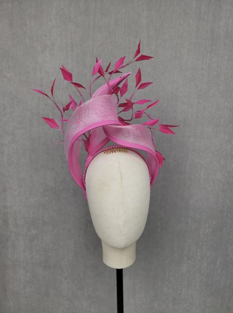 Diy Fascinator, Fascinator Hats Outfit, Fascinator Hats Diy, Fascinator Hats Wedding, Kentucky Derby Fascinator, Sinamay Hats, Derby Fascinator, Elegant Hats, Cocktail Hat