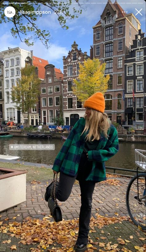 Amsterdam Clothes Style, Netherlands Winter Fashion, Amsterdam Outfits Fall, Fall In Amsterdam Outfits, Amsterdam Fall Fashion, Fall Amsterdam Outfits, Amsterdam Aesthetic Outfit Winter, Winter In Amsterdam Outfit, Amsterdam Outfit Winter Street Fashion