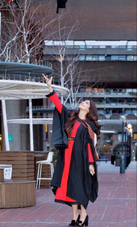 Graduation Outfit Ideas Pakistani, Dress For Convocation Ceremony, Outfit Graduation Hijab, Convocation Dress Ideas, Convocation Pose Photo Ideas, Convocation Outfit Ideas, Convocation Dress Graduation, Convocation Outfit Graduation, Convocation Ideas