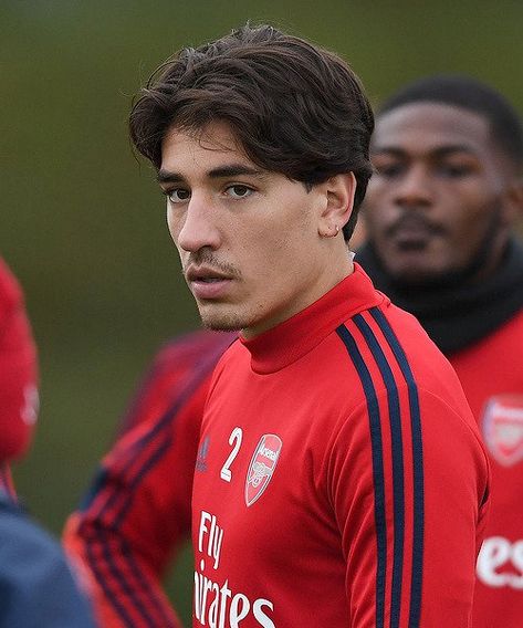 Tweets con contenido multimedia de cassidy two (@hecbellerin) / Twitter Hector Bellerin Hair, Hector Bellerin Hairstyle, Bellerin Haircut, Soccer Player Hairstyles, Soccer Players Haircuts, Brazilian Soccer Players, Male Haircuts Curly, Hector Bellerin, Nxt Divas