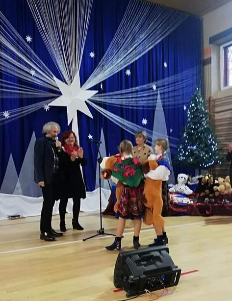 Winter Concert Stage Decorations, Christmas Program Stage Decorations, School Stage Christmas Decorations, Christmas Stage Decorations Church, Christmas Program Decorations, Childrens Ministry Christmas, Christmas Stage Decorations, Novogodišnja Dekoracija, Christmas Concert Ideas