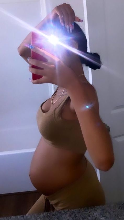 Pregnant Selfies Ideas, Clearblue Pregnancy Positive, Pregnant Belly Black Women, Black Pregnant Belly, Maternity Belly Photos, Pregnant Flicks, 6 Months Pregnant Belly, Small Pregnant Belly, 3 Months Pregnant