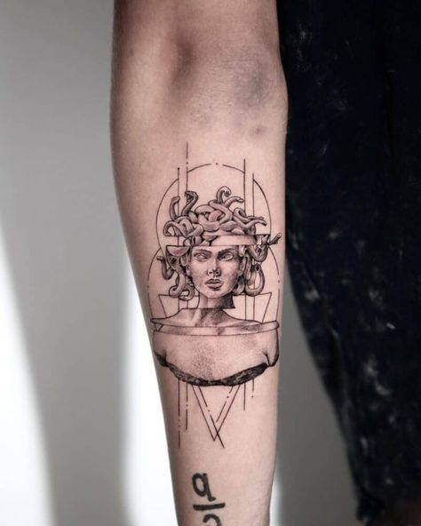 26 Bold Medusa Tattoos To Make You Feel Powerful - Body Artifact Cultural Tattoos, Medusa Tattoos, Small Symbols, Fibonacci Tattoo, Modern Art Tattoos, Empowering Tattoos, Stone Tattoo, Medusa Tattoo Design, Minimalist Shapes