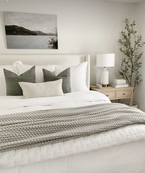 Cozy Modern Primary Bedroom, Queen Bed Neutral Bedding, Additional Bedroom Ideas, Bedroom Inspo Modern Elegant, Bedroom Inspirations Master Sophisticated, Bed With White Quilt, Small Farmhouse Bedroom Decor, Apartment Decorating Sage Green, Grey Wall Bedroom Color Schemes