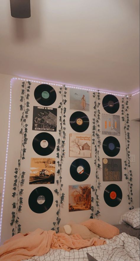 Astetic Posters For Bedroom, Vynal Record Wall Ideas, Record Wall Aesthetic, Teen Music Bedroom, Vintage Room Ideas Retro, Records On Wall Aesthetic, Room Decor Ideas Aesthetic, Record Wall Decor, Aesthetics Room Decor