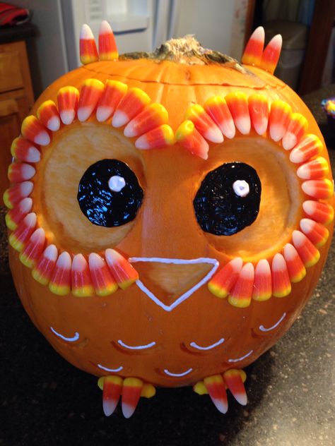 Owl pumpkin with candy corn Owl Pumpkin Carving, Pumpkin Decorating Diy, Halloween Pumpkin Crafts, Creative Pumpkin Painting, Dekorasi Halloween, Creative Pumpkin Decorating, Owl Pumpkin, Labu Halloween, Pumpkin Carving Contest