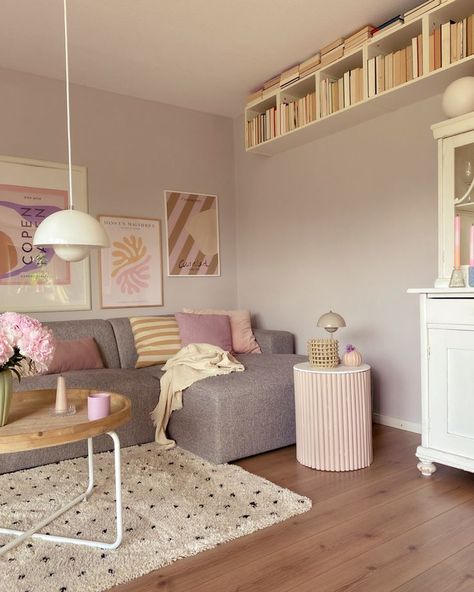 Electric Colors, Pastel Living Room, Cute Living Room, Dream Apartment Decor, Pink Living Room, Maximalist Decor, Apartment Inspiration, Living Room Inspo, Dream House Decor