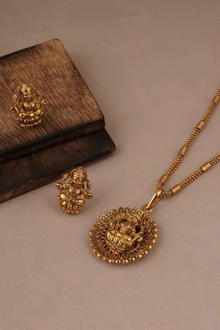 Lakshmi Devi Locket Gold Simple, Lakshmi Locket Gold, Lakshmi Dollar Gold, Gold Lakshmi Pendant Designs, Dollar Chain Gold Indian, Lakshmi Pendant Gold, Beats Jewellery, Simple Gold Pendant Necklace, Dollar Chain