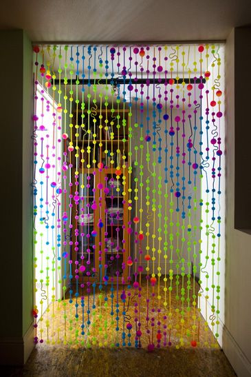 Curtain made of superballs and silly straws - custom installation by Elizabeth Symington (an acquaintance of mine in Emeryville) Door Beads Curtain, Milk Can Decor, Diy Para A Casa, Bead Fringe, Beaded Curtains, Diy Curtains, Room Makeover Bedroom, Diy Home Crafts, Diy Wall