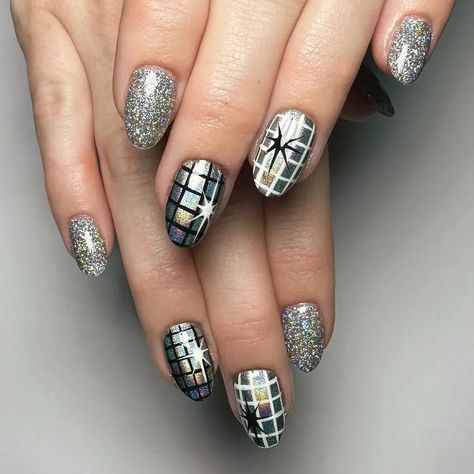 Time to find your New Years Eve nail inspo! Sneak a peek at our fave New Years nail art ideas—like these shimmery silver disco ball New Years nails—to find the shimmery manicure everyone at that NYE party will LOVE. Cute New Years Nails, Nails Ideas Nail Art, New Year's Eve Nails, Italy Nails, Themed Nail Art, Disco Nails, Concert Nails, New Years Nails, New Years Nail Art