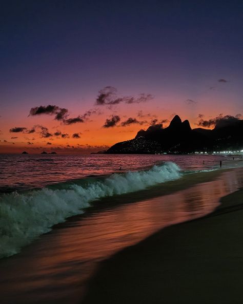 Beach Girlie, Brazilian Summer, Ipanema Beach, Beach Vibe, Dream Vacations, Sunset Photography, Sunrise Sunset, Beach Life, Beach Pictures