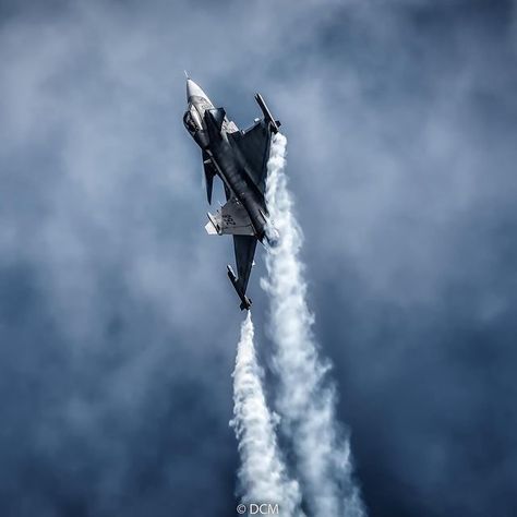 Maverick 737 (@maverick7372345) • SAAB Gripen climbs to the sky. Swedish Gripen solo display in Fairford - Royal International Air Tattoo 2019 - SAAB JAS 39. Saab Gripen, Saab Jas 39 Gripen, Jas 39 Gripen, Air Tattoo, Fighter Planes, Pilots, Military Vehicles, The Sky, Climbing