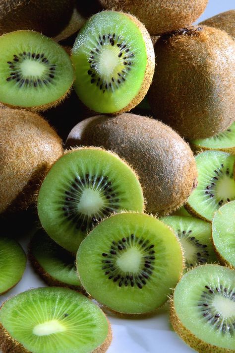 Pin for Later: 10 Beauty DIY Recipes That Are Green in Every Way Kiwi Kiwi Fruit Benefits, Kiwi Health Benefits, Zero Belly Diet, Kiwi Benefits, Detox Drinks Flat Tummy, Overnight Oat, Fruit Benefits, Eat This Not That, Smoothie Detox