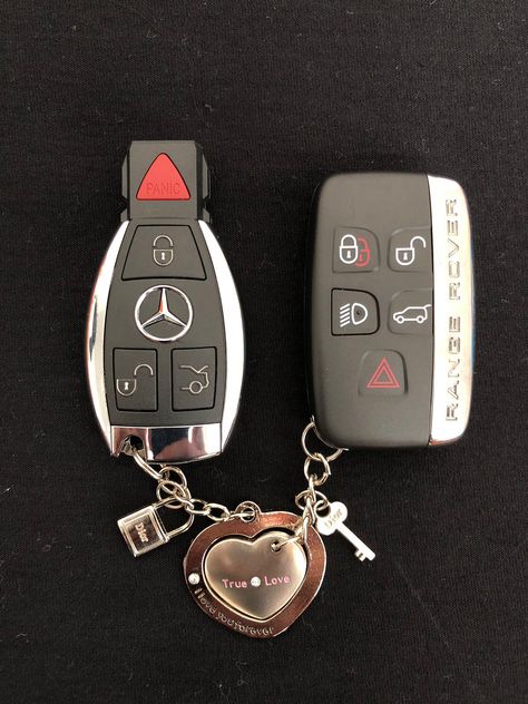 RANGE ROVER ♥️ Mercedes key 💞🔐 Mercedes Keys Aesthetic, Range Rover Keys Aesthetic, Range Rover Keys, Keys Aesthetic, Mercedes Key, Range Rover Black, Range Rover Car, Obx Dr, Kitty Items