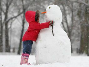 Conversation Pictures, Snow Pics Ideas, Kids In The Snow, Kids Playing In Snow, Snow Paintings, Snow Pics, Snowman Photos, Snow Pictures, Snow Photography