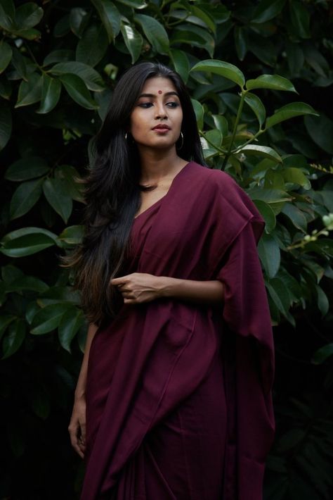 Dark Saree Aesthetic, Kaithari Saree, Dark Saree, Saree Shoot, Saree Wearing Styles, Saree Poses, Indian Fashion Saree, Indian Photoshoot, Saree Photoshoot