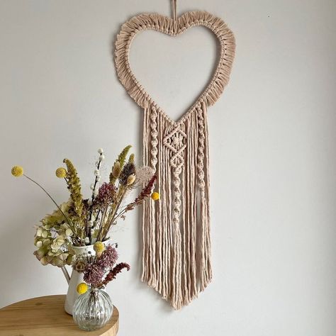 Heart Shape Macrame Wall Hanging, Macrame Heart Wreath, Christmas Macrame, Macrame Heart, Macrame Leaf, Heart Shaped Wreaths, Macrame Patterns Tutorials, Bunny Wreath, Heart Wreath