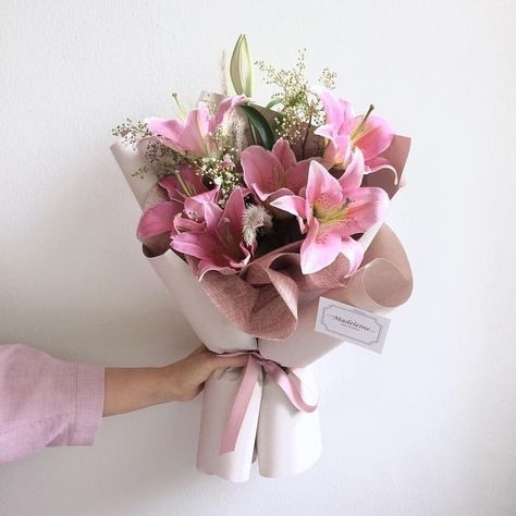 Lillies Flowers Bouquet Aesthetic, Flower Bouquet With Lillies, Artificial Flowers Bouquet Wrapping, Convocation Flower Bouquet, Ramo Aesthetic, Lily Bouquet Aesthetic, Lilly Flower Arrangements, Lilly Bouquet Wedding, Stargazer Bouquet