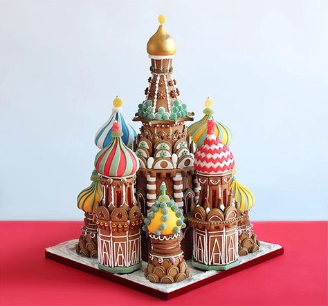 St. Basil’s Basilica Gingerbread Cathedral | 40+ Spectacular Gingerbread Houses | Art & Home #Christmas #Decor #Decorations Graham Cracker Gingerbread House, Easy Gingerbread House, Gingerbread Castle, Cool Gingerbread Houses, Gingerbread House Template, Make A Gingerbread House, Gingerbread House Designs, Gingerbread House Cookies, Gingerbread House Decorations