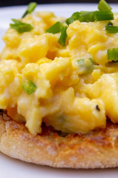 I am totally hooked on Gordon Ramsay scrambled eggs. Creamy, silky, custardy, perfectly cooked every time in just 3 minutes. He absolutely nailed the technique. Gordon Ramsay Scrambled Eggs, Gordon Ramsay Dishes, Breakfast Eggs Scrambled, Gordon Ramsay Recipe, Fluffy Scrambled Eggs, Kombucha Recipe, Scrambled Eggs Recipe, Chef Gordon Ramsay, Lemon Curd Recipe