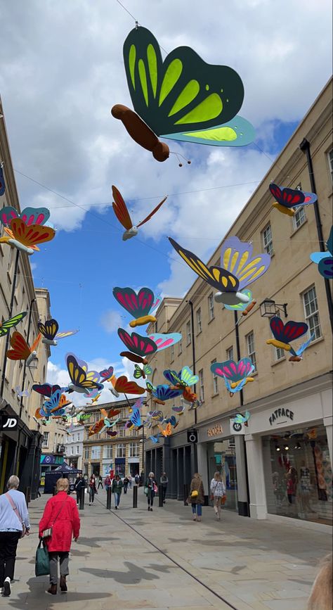 Spring Art Installation, Spring Festival Decorations, Spring Concert Decorations, Street Decoration Ideas, Spring Fling Dance Decorations, Spring 2023 Decor, Spring Dance Decorations, Mall Decoration Ideas, Spring Fling Decorations