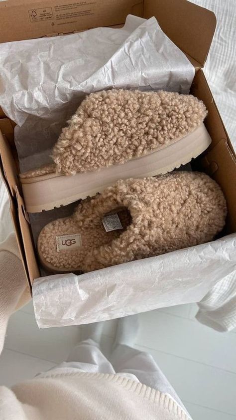 Cute Uggs, Mode Shoes, Sneaker Shop, Pretty Shoes Sneakers, Cute Slippers, Ugg Slippers, Hype Shoes, Girly Shoes, Platform Slippers