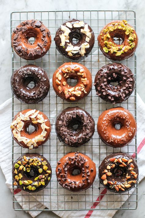 Donuts From Biscuits, Donat Glaze, Beignets Cuits, Chocolate Doughnut Glaze, Chocolate Donuts Baked, Donut Filling, Chocolate Doughnuts, Donuts Donuts, Colorful Donuts