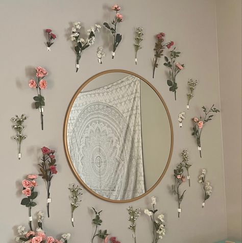 Spring Room Decor Aesthetic, Flower Vines Bedroom, Flower Bedroom Ideas, Spring Room Aesthetic, Flower Bedroom Aesthetic, Wall Decor Layout, Floral Dorm Room, Floral Room Aesthetic, Flower Bedroom Wall