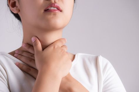 Sore Throat And Cough, How To Help Nausea, Throat Infection, Strep Throat, Health Guru, Preventative Health, Skin Dryness, Touching Herself, Sore Throat