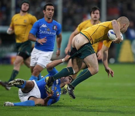 Drew Alan Mitchell (Australian rugby player, b. 1984) with pants pulled down in 2010 Australian Rugby Players, Rugby Rules, Rugby Tackle, English Rugby, Rugby Boys, Rugby Shorts, All Blacks, Epic Fails Funny, Rugby Players