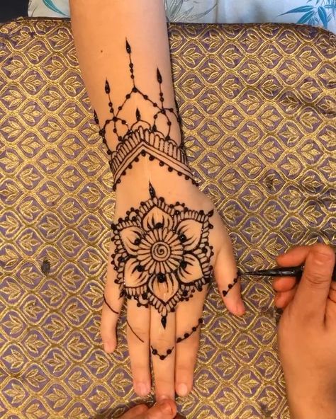 A Henna Design, Jagua Gel, Small Henna Designs, Tatoo 3d, Cute Henna Designs, Cute Henna Tattoos, Henna Style Tattoos, Jagua Henna, Henna Tutorial