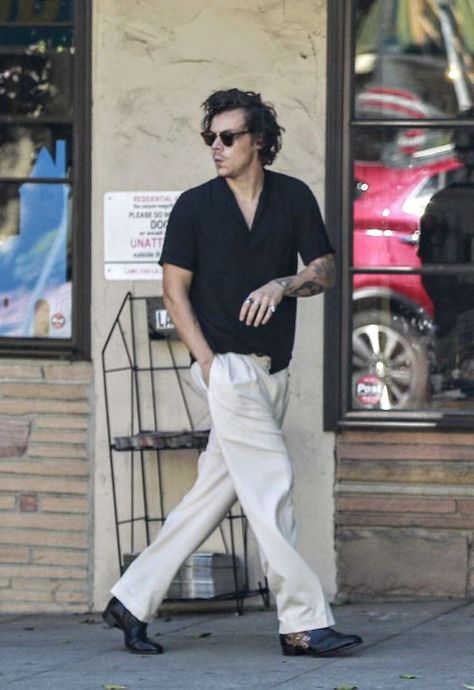 Harry Outfits, Harry Styles Outfit, Haikou, Harry Styles Wallpaper, Harry Styles Pictures, Harry Styles Photos, Mr Style, The Perfect Guy, Harry Edward Styles