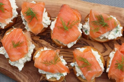 Salmon Crostini, Classy Appetizers, Smoked Salmon Canapes, Salmon Canapes, Breaded Salmon, Beer Cheese Recipe, Balsamic Glaze Recipes, Cucumber Appetizers, Smoked Salmon Appetizer