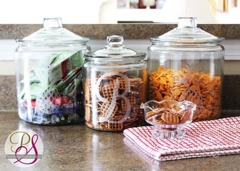 Faux Etched Glass Snack Jars | Positively Splendid {Crafts, Sewing, Recipes and Home Decor} Butterfly Snack Bags, Bible School Snacks, Butterfly Snacks, Snack Station, Goldfish Crackers, Edible Crafts, Snack Jars, Crystals In The Home, Snack Bags